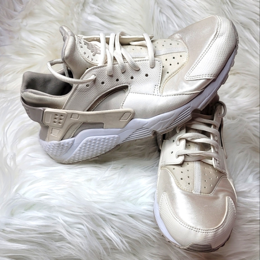 WOMEN'S NIKE AIR HUARACHE CASUAL SHOES